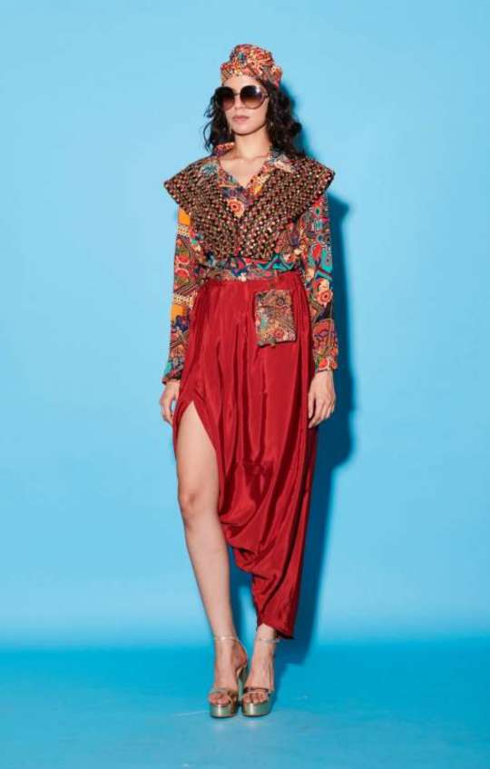 EMBROIDERED SALLI V TOP